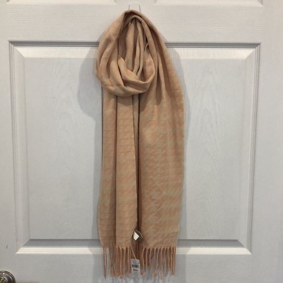 𝅺Banana Republic houndstooth scarf in Tutu Pink - Picture 5 of 6